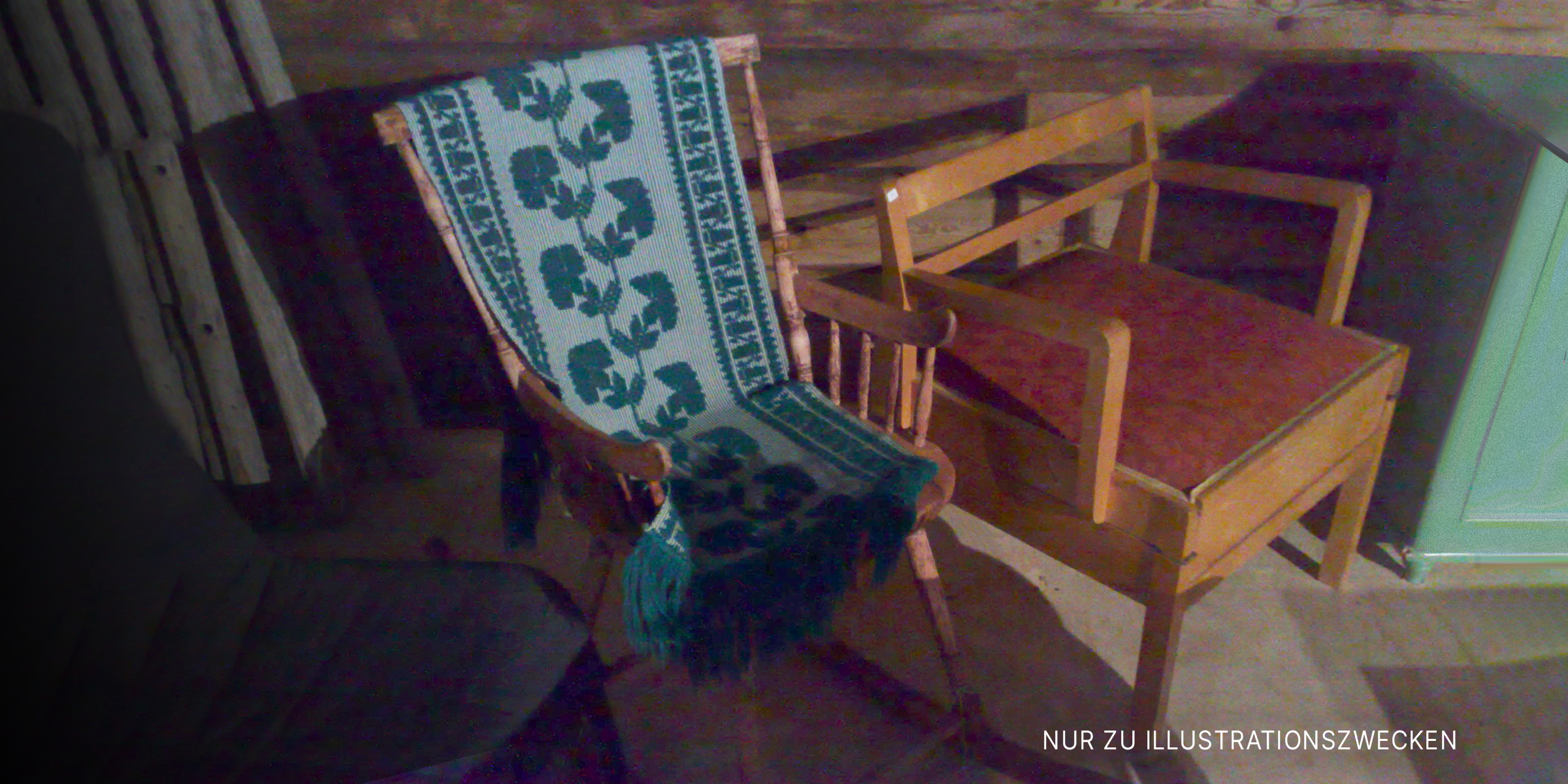 Ein alter Schaukelstuhl in der Ecke eines Wohnzimmers | Quelle: Flickr / xmacex (CC BY-SA 2.0)