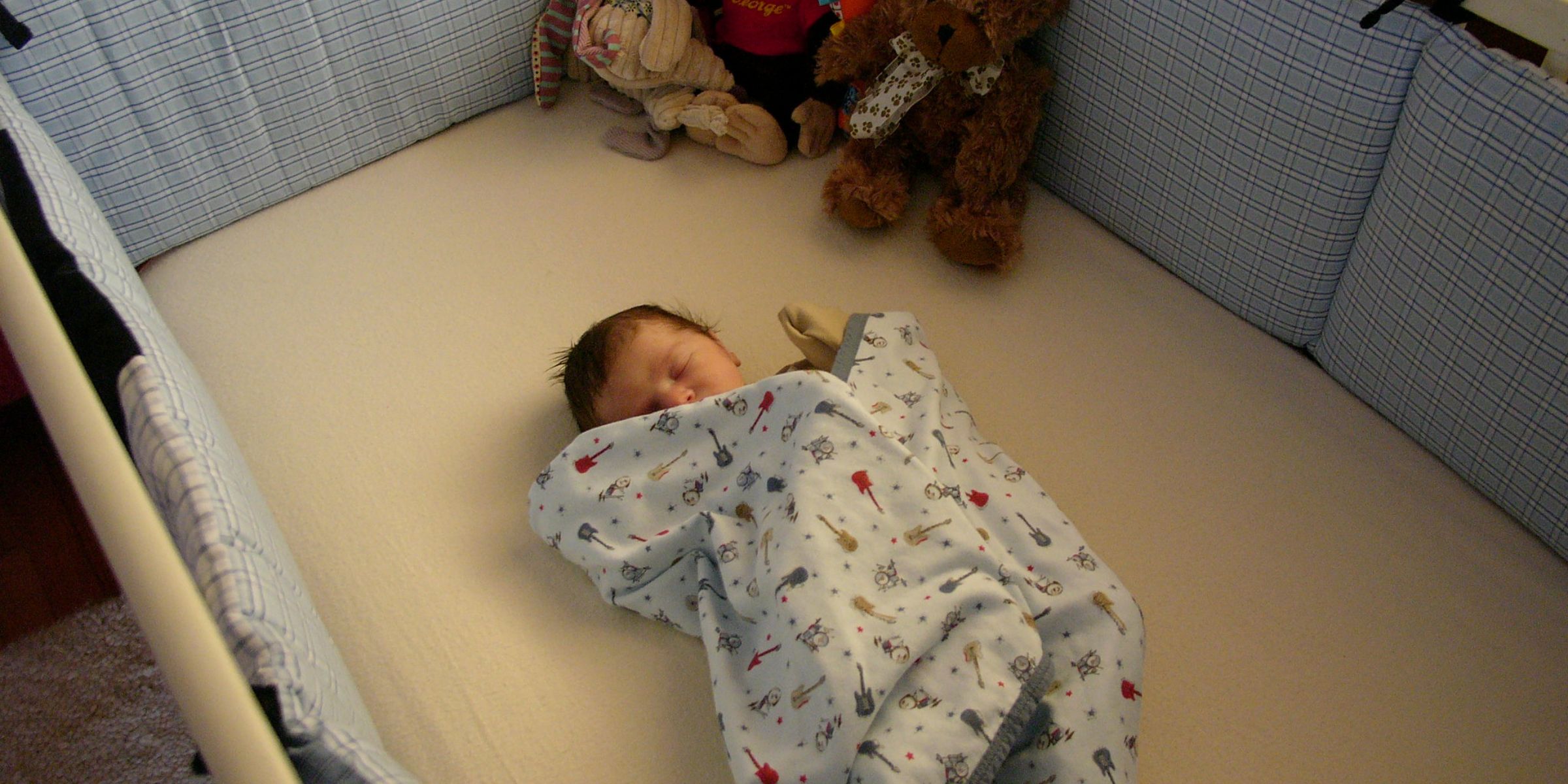 A sleeping baby in his crib | Source: Flickr