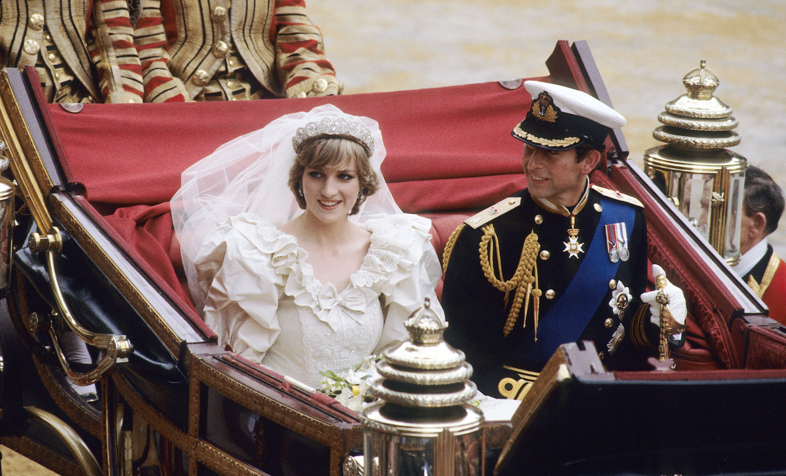 Diana de Gales y el Príncipe Charles en un carruaje después de su boda en la Catedral de San Pablo el 29 de julio de 1981 en Londres, Inglaterra. | Foto: Getty Images Diana de Gales y el Príncipe Charles en un carruaje después de su boda en la Catedral de San Pablo el 29 de julio de 1981 en Londres, Inglaterra. | Foto: Getty Images