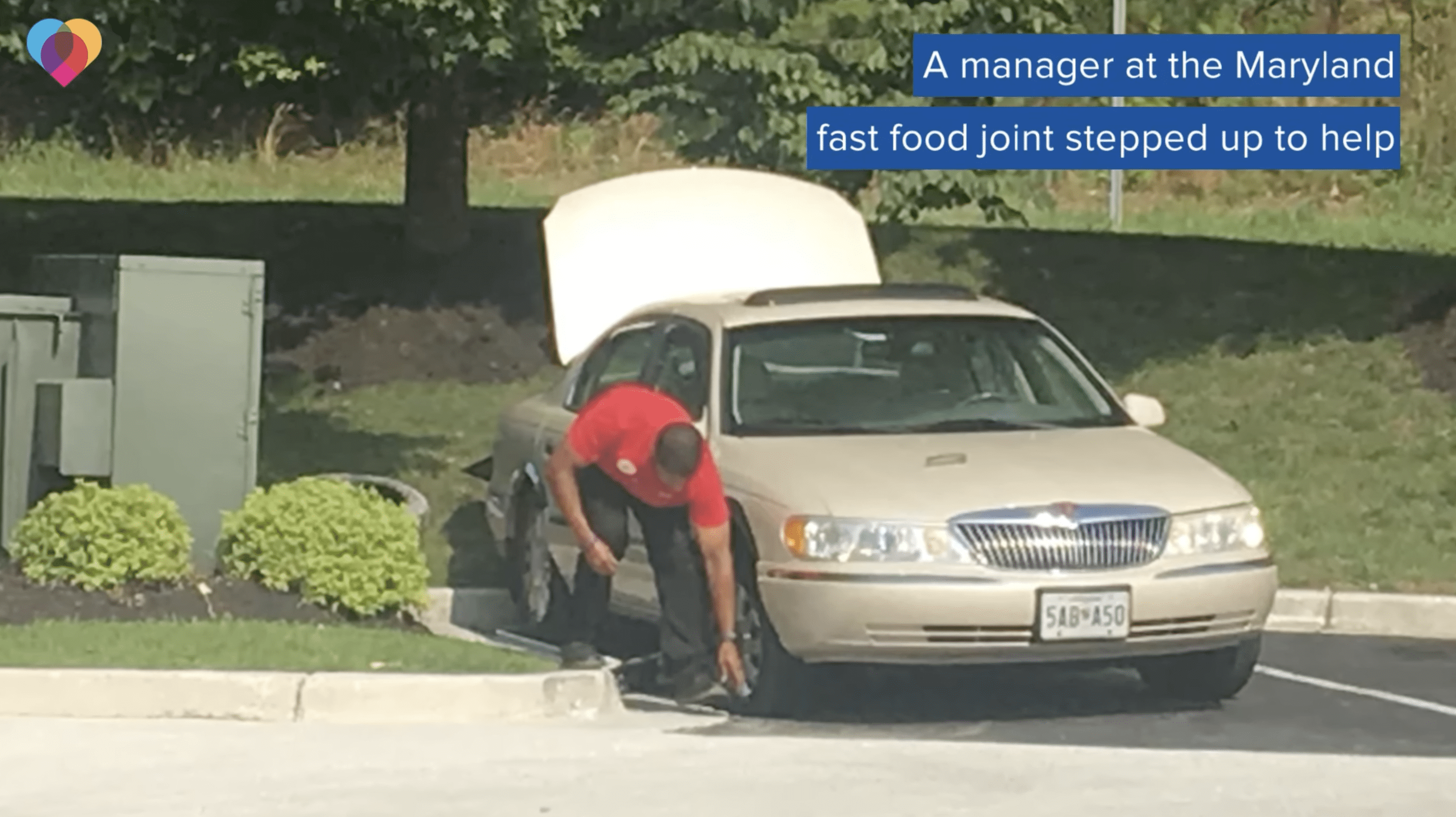 One of the managers at the restaurant volunteered to change the veteran's flat tire. | Photo: YouTube.com/CBS News