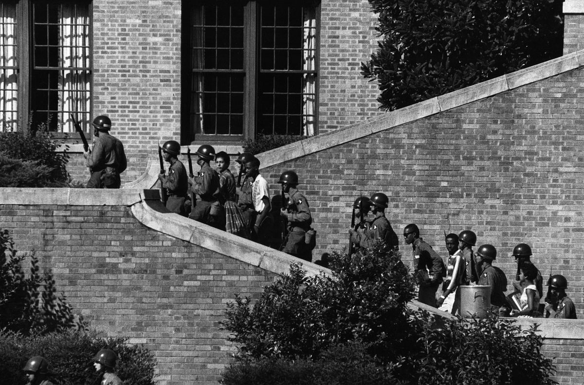 Soldiers escort the Little Rock Nine students into the all-white Central High School in Little Rock, Ark. | Photo: Wikimedia Commons Images