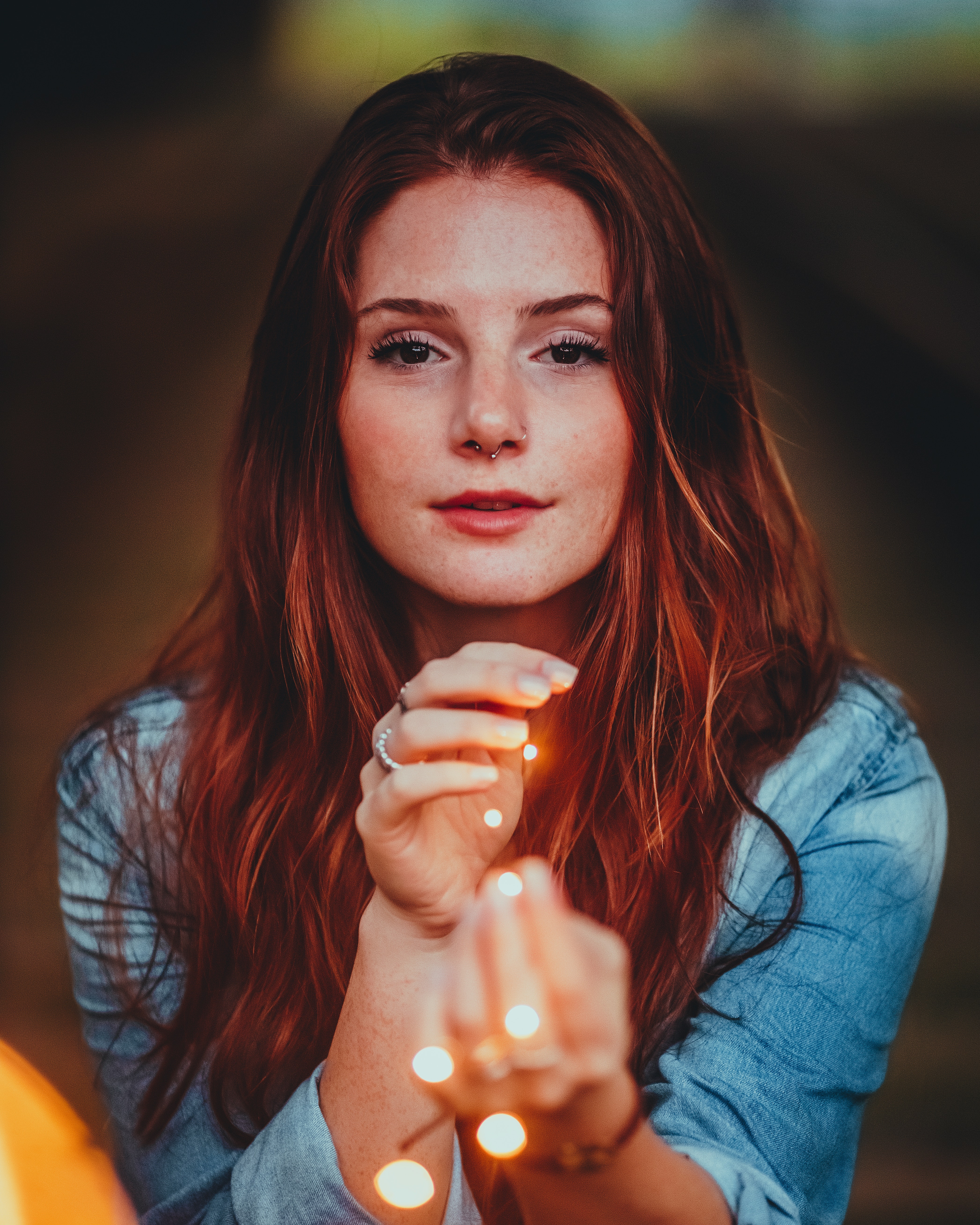 A woman holding fairy lights. | Source: Pexels