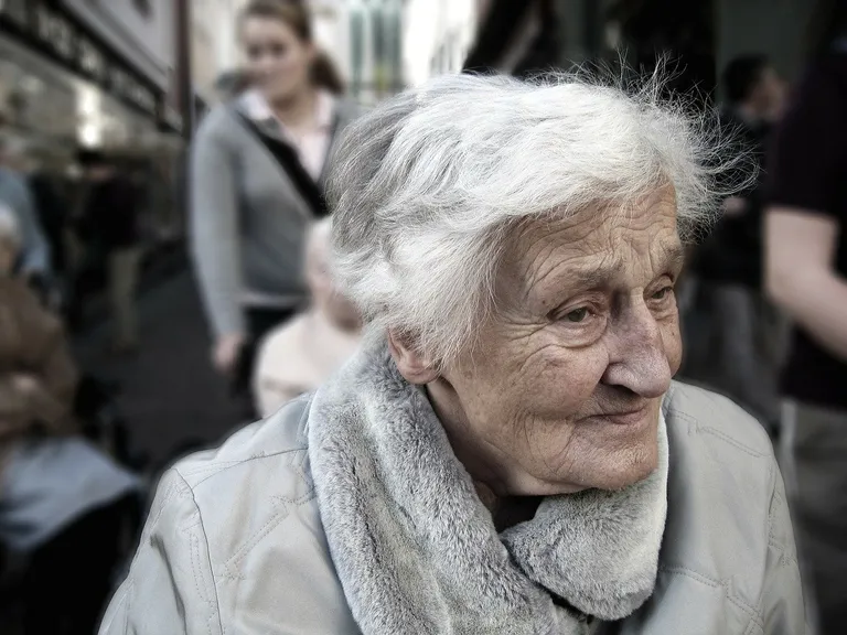Gros plan d'une femme âgée | Photo : Pixabay