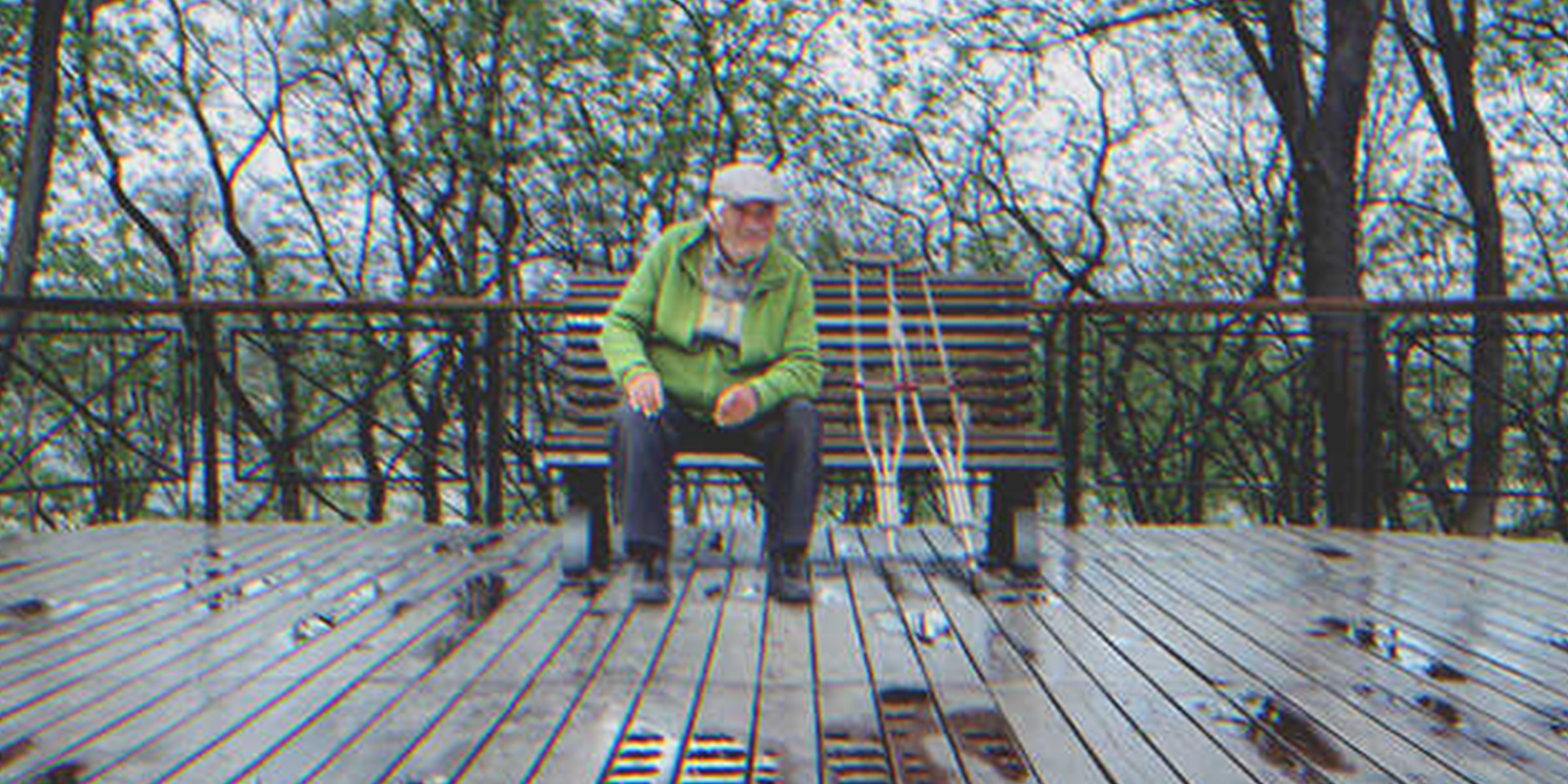 Un homme assis sur un banc | Shutterstock