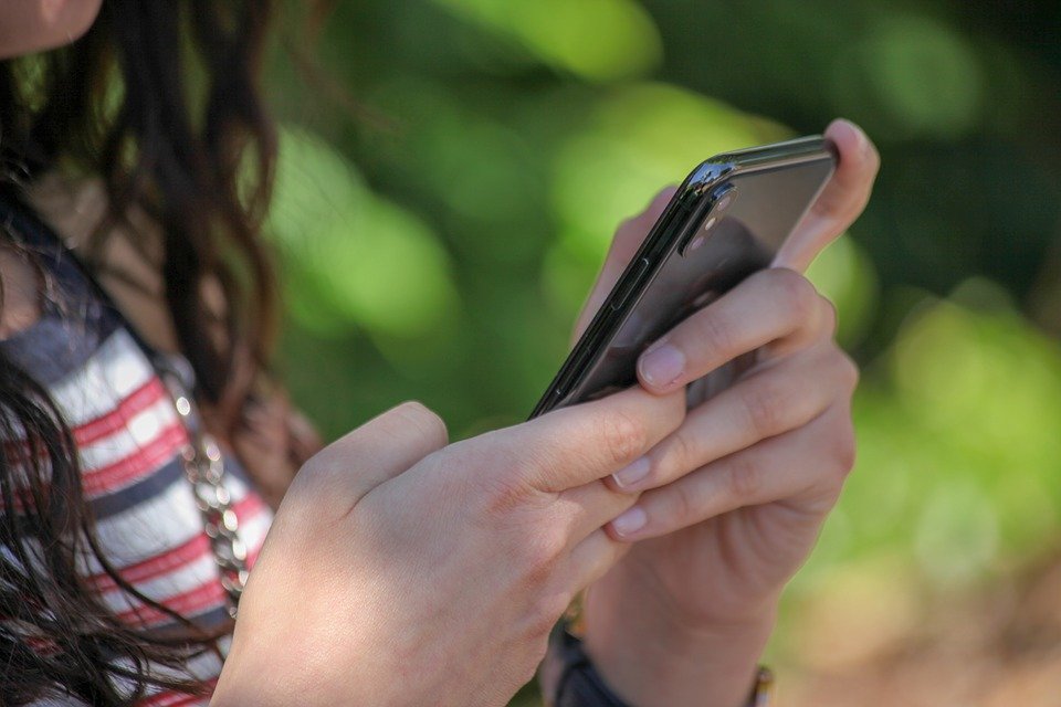 Joven con su teléfono celular. | Foto: Pixabay