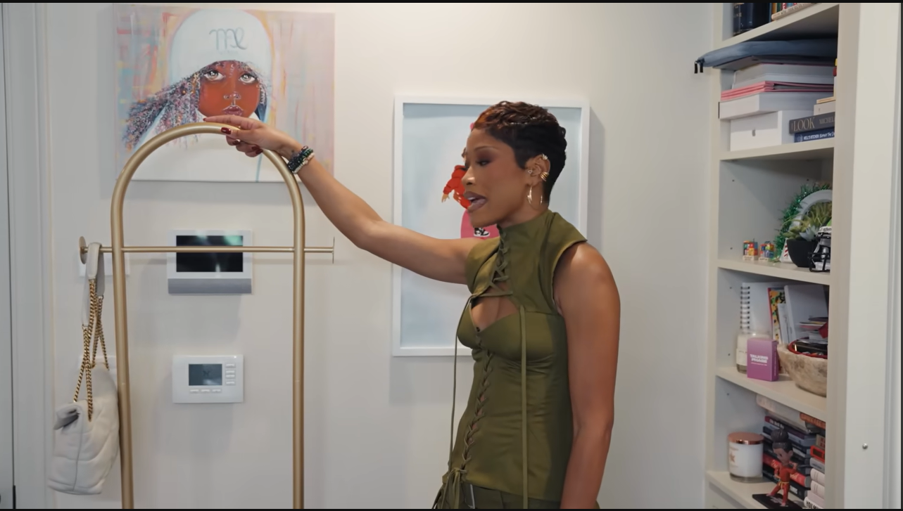 The ultimate Virgo hack! Palmer points to her sleek gold wardrobe rack where she meticulously maps out and hangs her outfits for the upcoming week. | Source: YouTube/@Archdigest