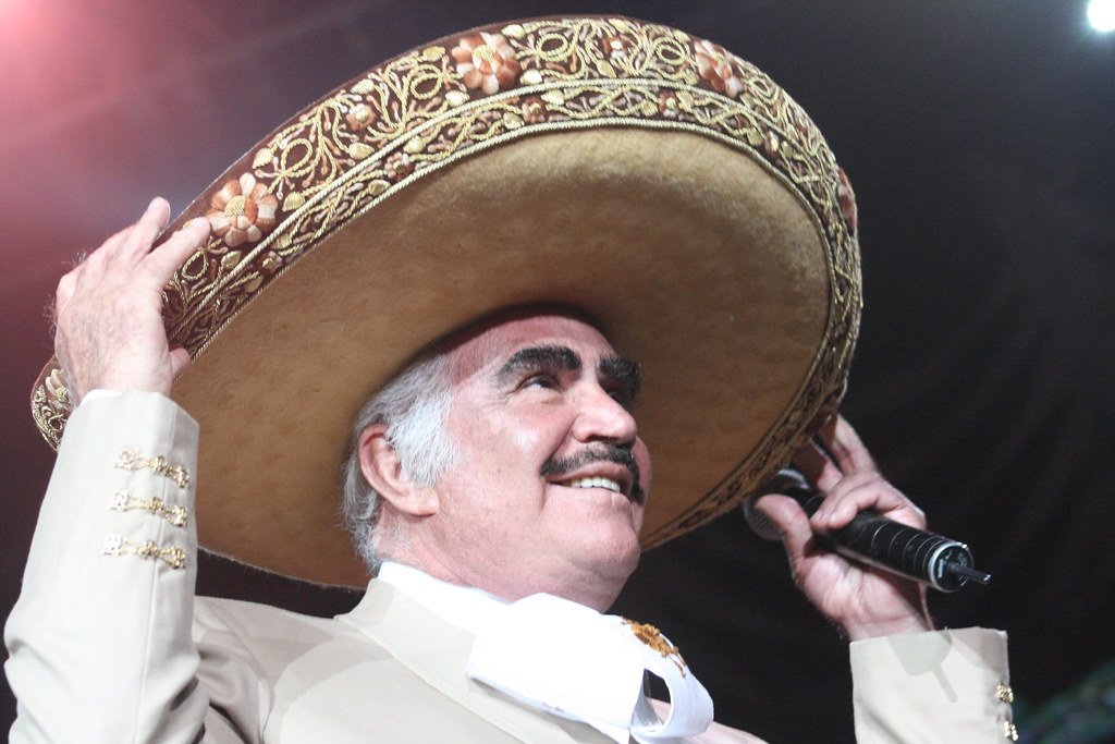 Vicente Fernández se prepara para comenzar a cantar en concierto | Foto: Flickr Vicente Fernández se prepara para comenzar a cantar en concierto | Foto: Flickr