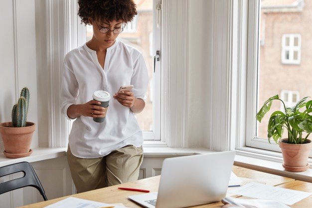 Joven ejecutiva trabajando desde casa. │Foto: Freepik Joven ejecutiva trabajando desde casa. │Foto: Freepik
