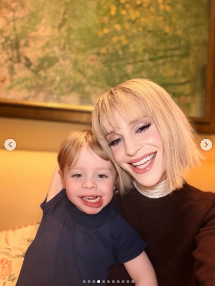 A quieter moment between mother and son, captured on the same hotel sofa, with Osbourne wrapping her arm around the little one as the two of them broke into matching grins for the camera. Her blonde bob and bold lashes are on full display here, a sharp contrast to her son's rosy-cheeked, gap-toothed smile. | Source: Instagram/kellyosbourne