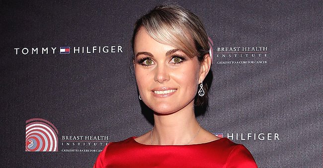 Laeticia Hallyday avec une robe rouge. | Photo : Getty Images Laeticia Hallyday avec une robe rouge. | Photo : Getty Images