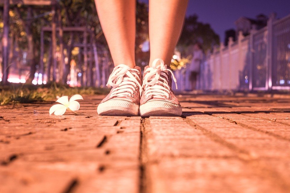 Jambes avec chaussures Converse. | Photo : Getty Images Jambes avec chaussures Converse. | Photo : Getty Images