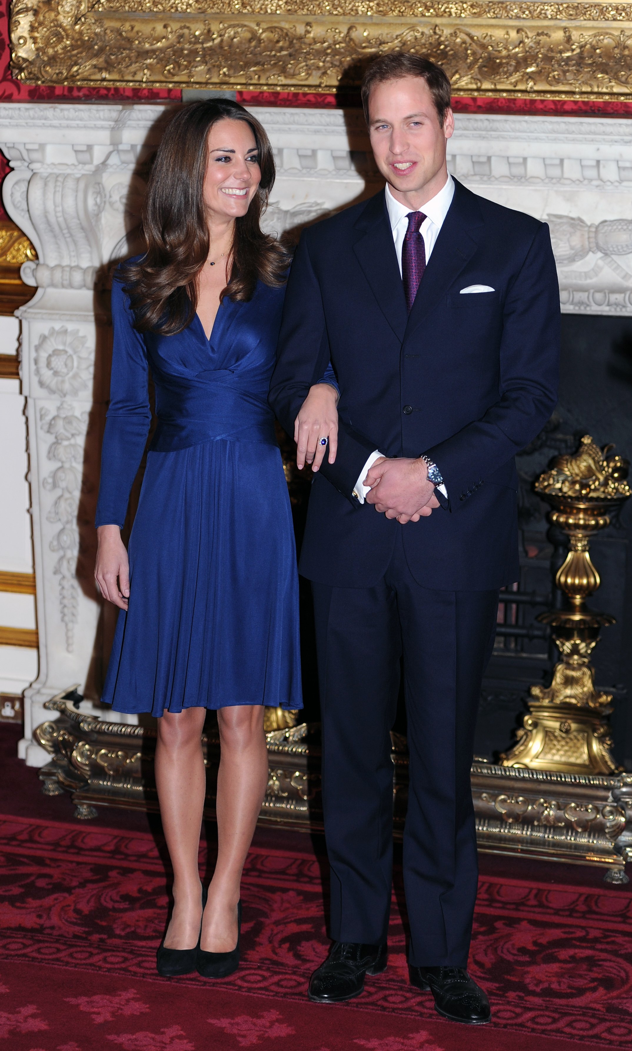 Katherine Middleton y el Príncipe William posan para fotografías en los Apartamentos de Estado del Palacio de St James después de anunciar su compromiso el 16 de noviembre de 2010 en Londres, Inglaterra | Foto: Getty Images