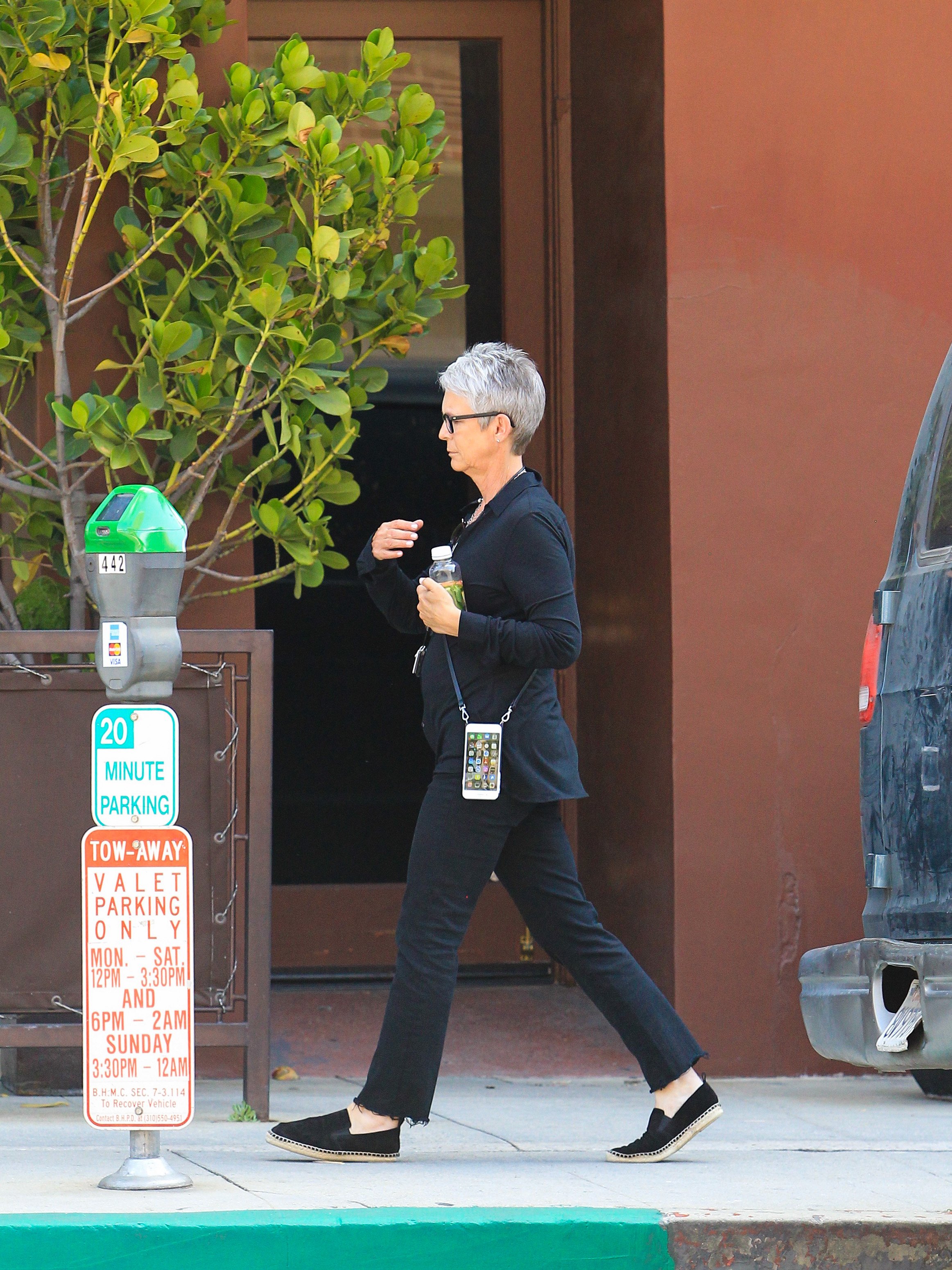 Jamie Lee Curtis seen walking on the street on May 15, 2017 in Los Angeles, California | Source: Getty Images
