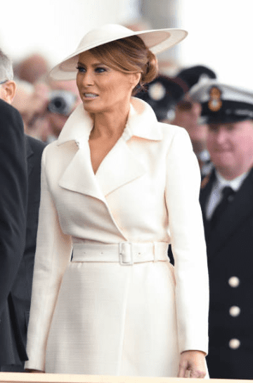 Melania Trump porte une blouse blanche de "The Row" lors de la commémoration nationale du D-Day75, le 5 juin 2019, à Portsmouth, en Angleterre | Source: Getty Images (Photo de Karwai Tang / WireImage)