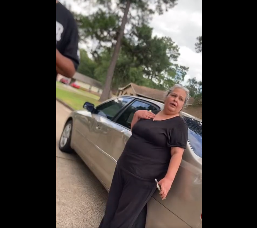 Janie Santana spricht am 6. Juli 2023 in Houston mit Nachbarn darüber, dass sie eine Verdächtige im Vermisstenfall ihres Sohnes ist | Quelle: Twitter/KPRC 2 Corley Peel