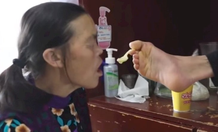 Chen alimentando a su madre. | Foto: Captura de YouTube/Daily Mail