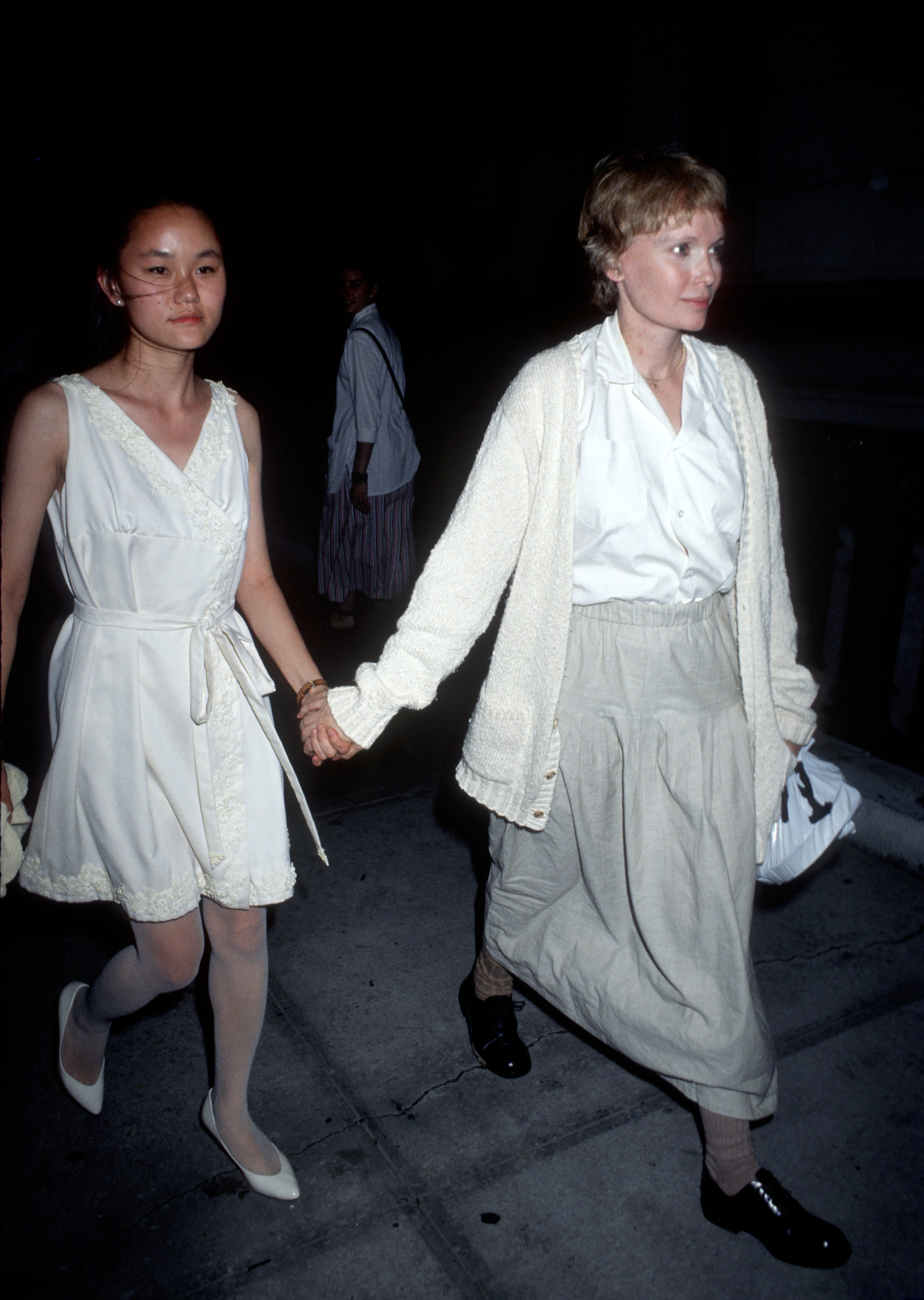 Soon-Yi Previn y Mia Farrow en la entrada del apartamento de Farrow en Nueva York, el 12 de junio de 1991. | Foto: Getty Images