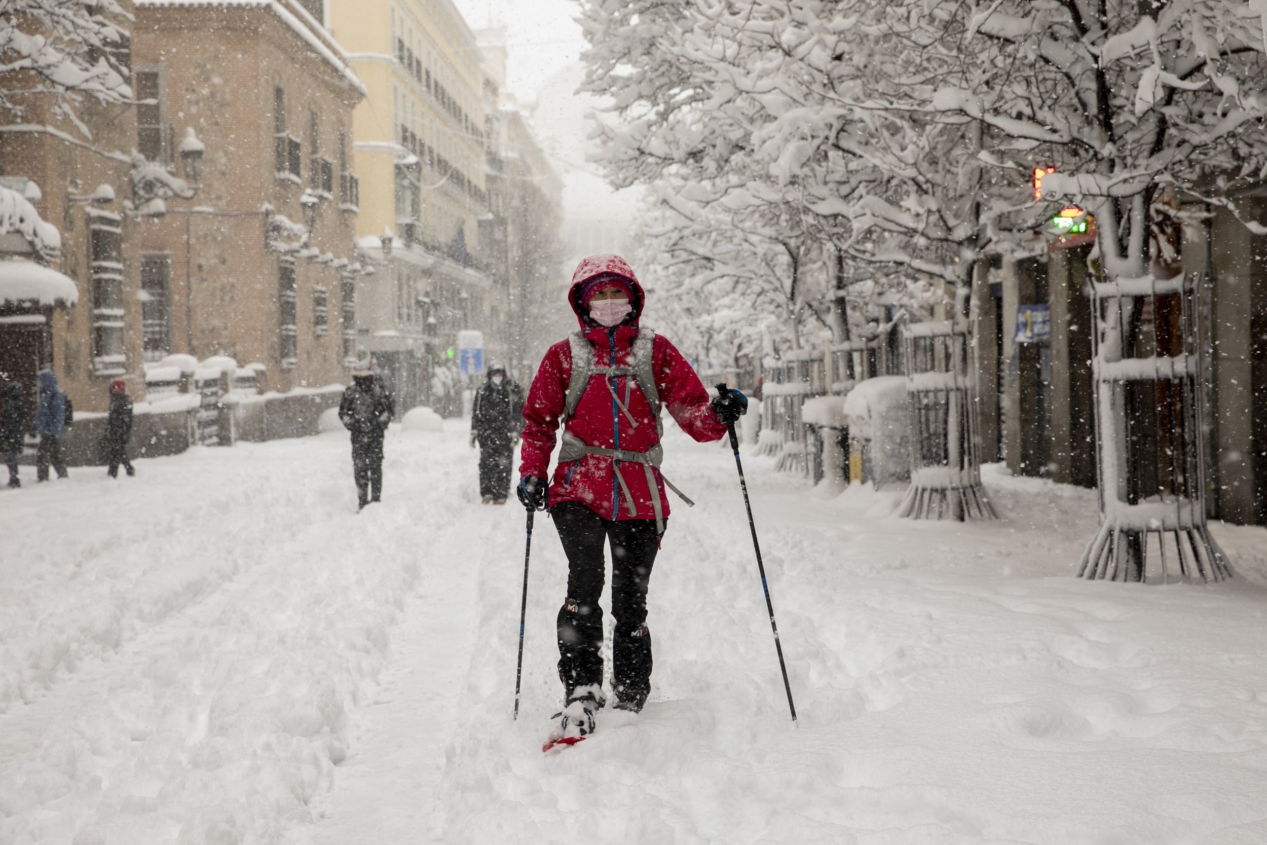 Mujer atraviesa la nieve en Madrid en enero de 2021. | Foto: Getty Images