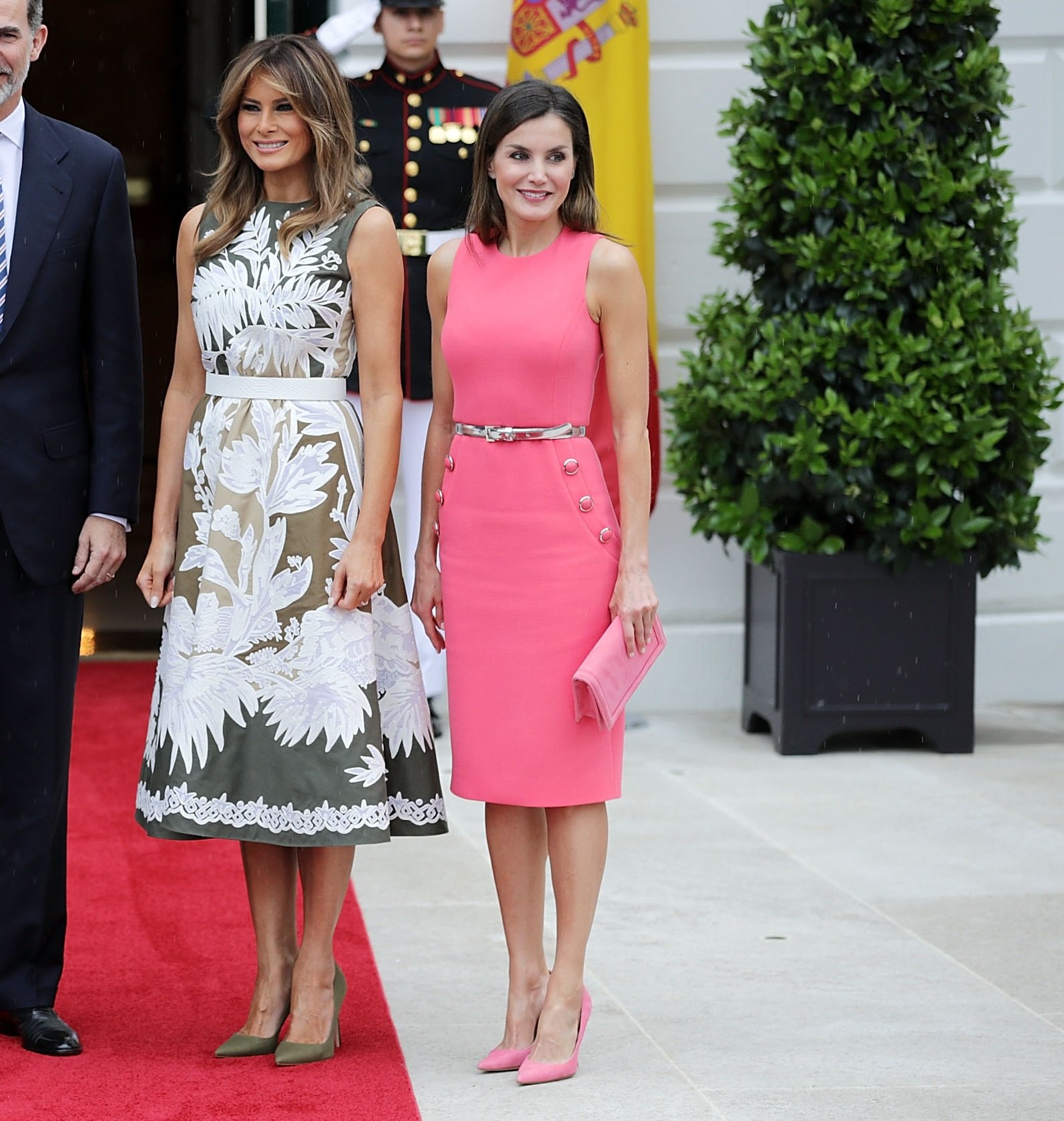 Primera Dama Melania Trump y Reina Letizia de España posan frente a la Casa Blanca el 19 de junio de 2018 en Washington, D.C. || Fuente: Getty Images Primera Dama Melania Trump y Reina Letizia de España posan frente a la Casa Blanca el 19 de junio de 2018 en Washington, D.C. || Fuente: Getty Images