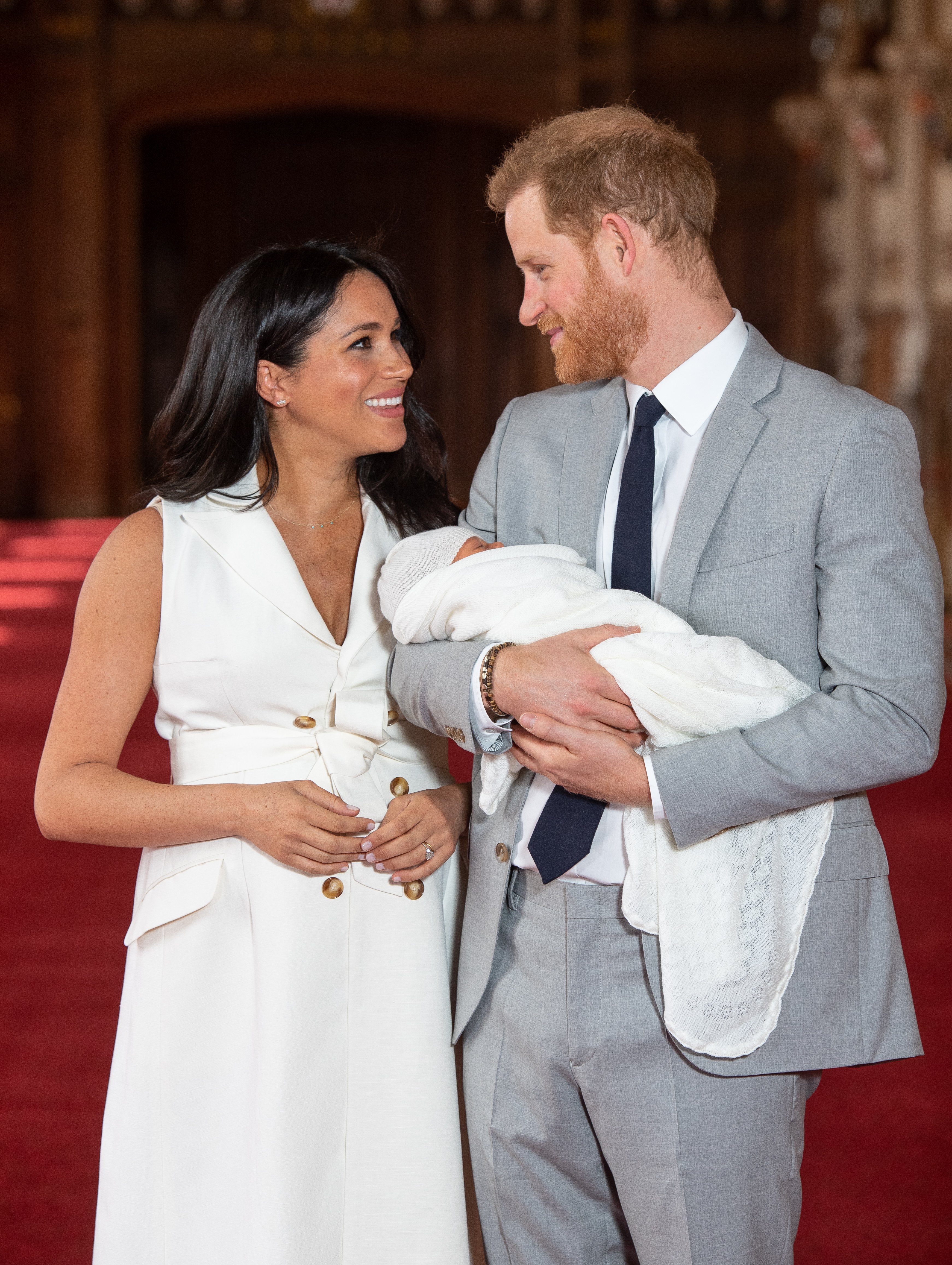 Prince Harry, Duke of Sussex and Meghan, Duchess of Sussex pose with their newborn son Archie Harrison Mountbatten-Windsor during a photocall at St George's Hall at Windsor Castle on May 8, 2019 in Windsor, England |  Source: Getty Images 