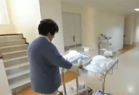 La mujer con sus bebés. │ Foto: Captura de Twitter/rtve
