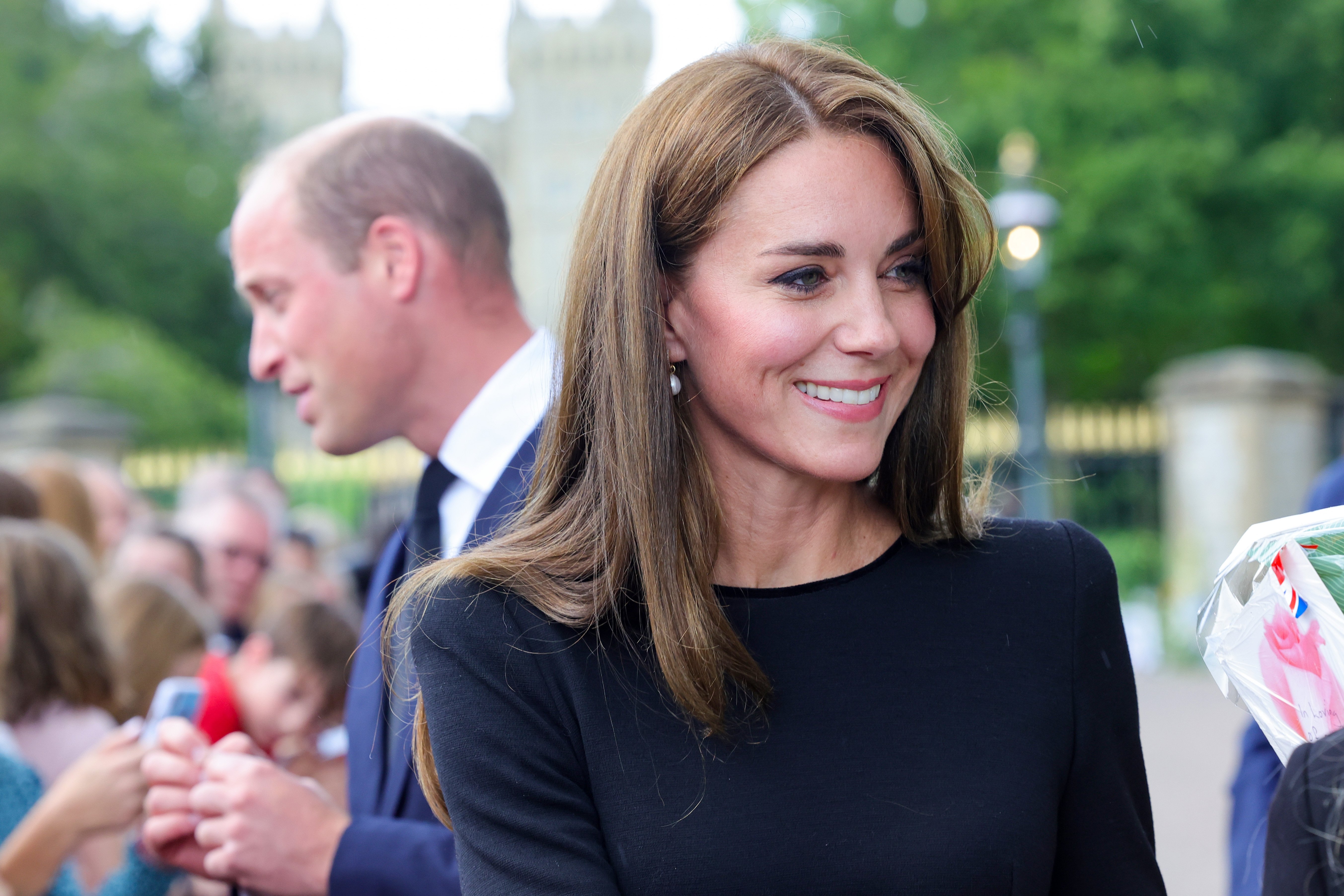 Prinz William, Prinz von Wales, und Catherine, Prinzessin von Wales, sprechen mit der Öffentlichkeit auf dem Long Walk auf Schloss Windsor am 10. September 2022 in Windsor, England. | Quelle: Getty Images