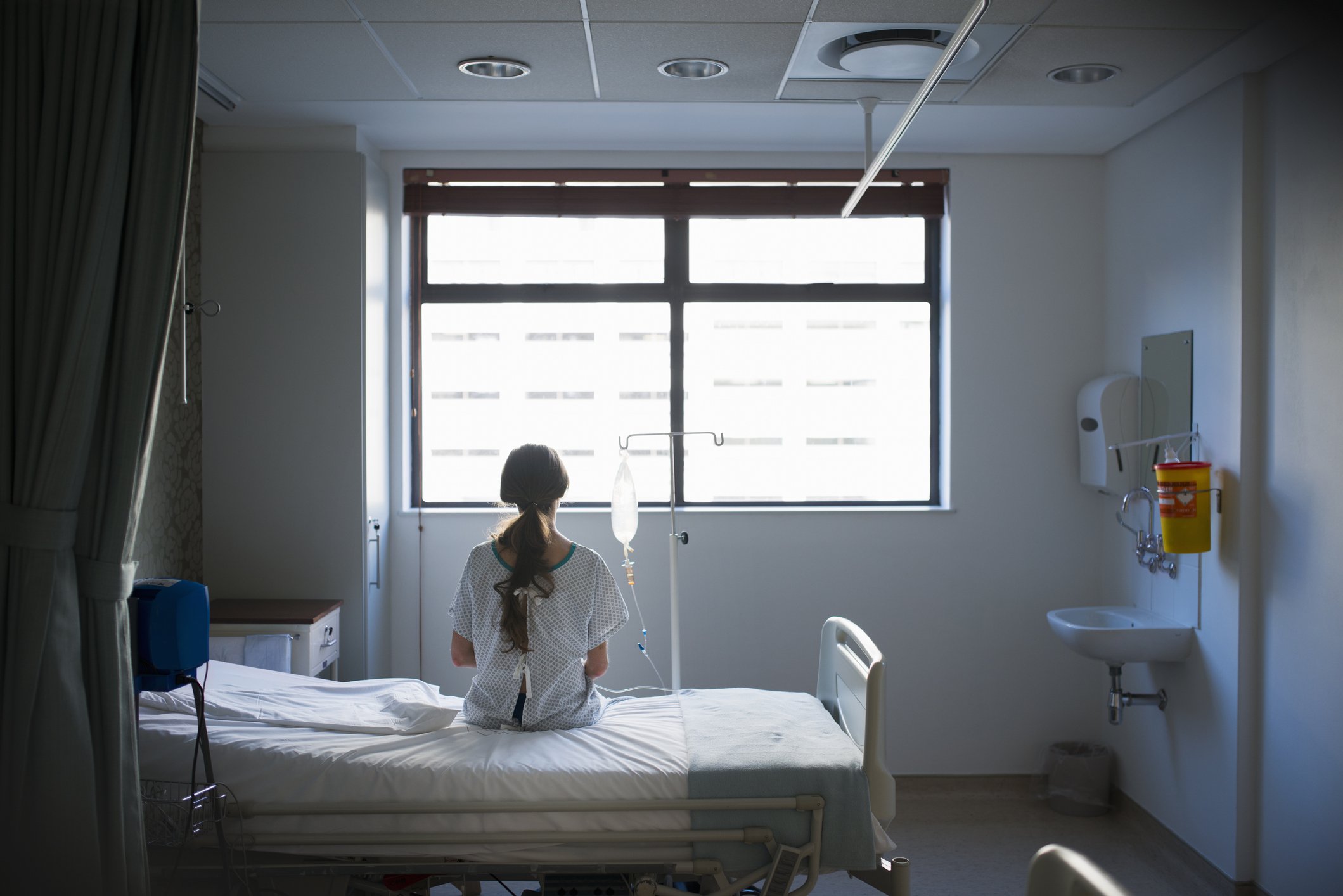 Patient sitzt auf Krankenhausbett und wartet | Quelle: Getty Images