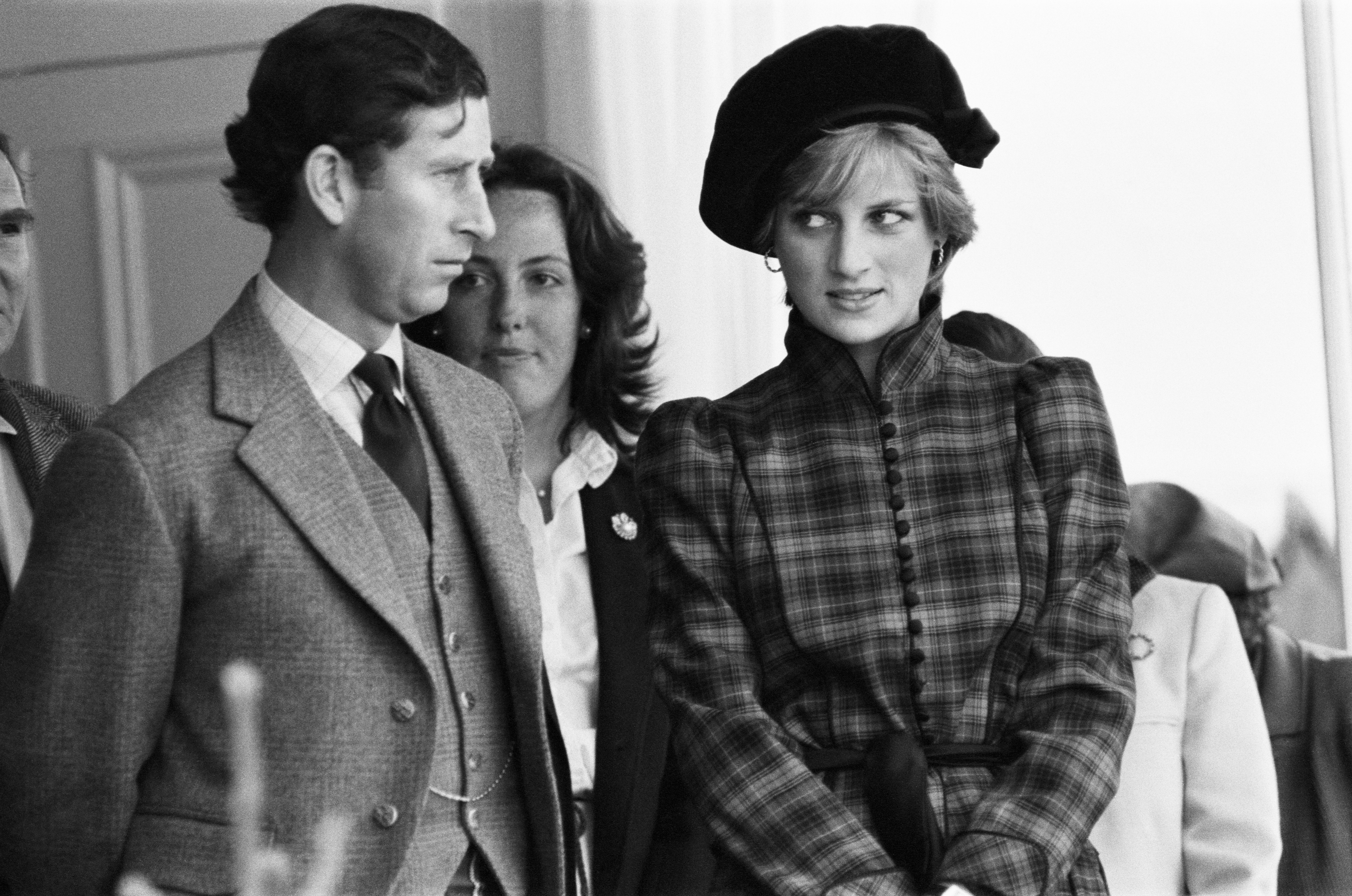 Charles y Diana en septiembre de 1981 en Braemar, Reino Unido. | Foto: Getty Images