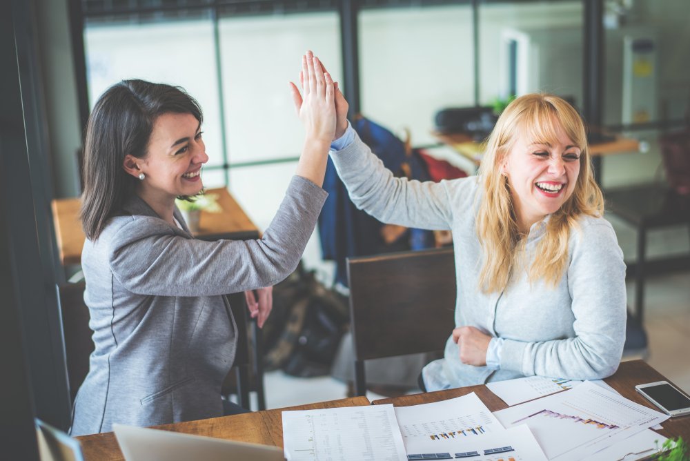Deux femmes heureuses après une journée de travail | photo : Shutterstock