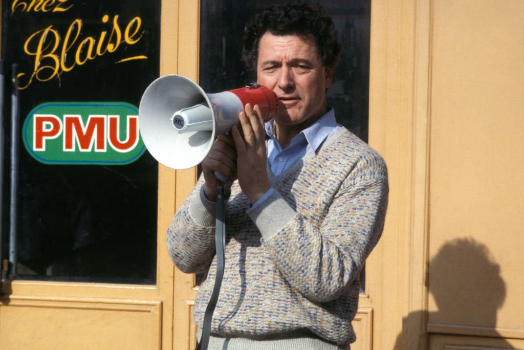 Claude Zidi lors du tournage du film 'Les Ripoux' le 15 mars 1984 à Paris, France. | Photo : Getty Images
