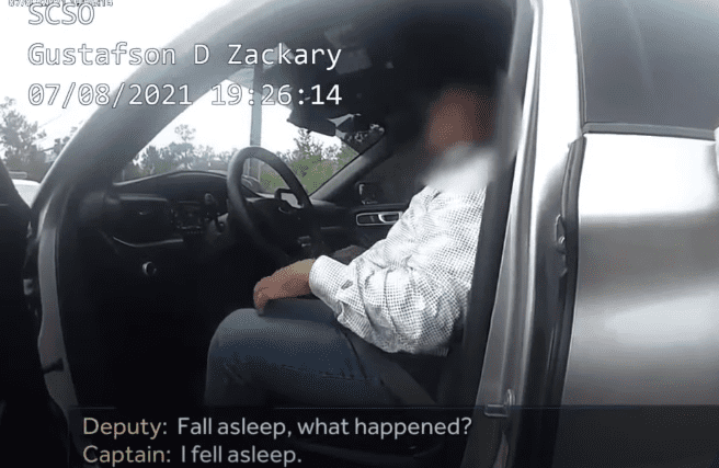Captain Kip Beacham telling the officer he fell asleep at the wheel | Photo: Youtube.com/WESH 2 News