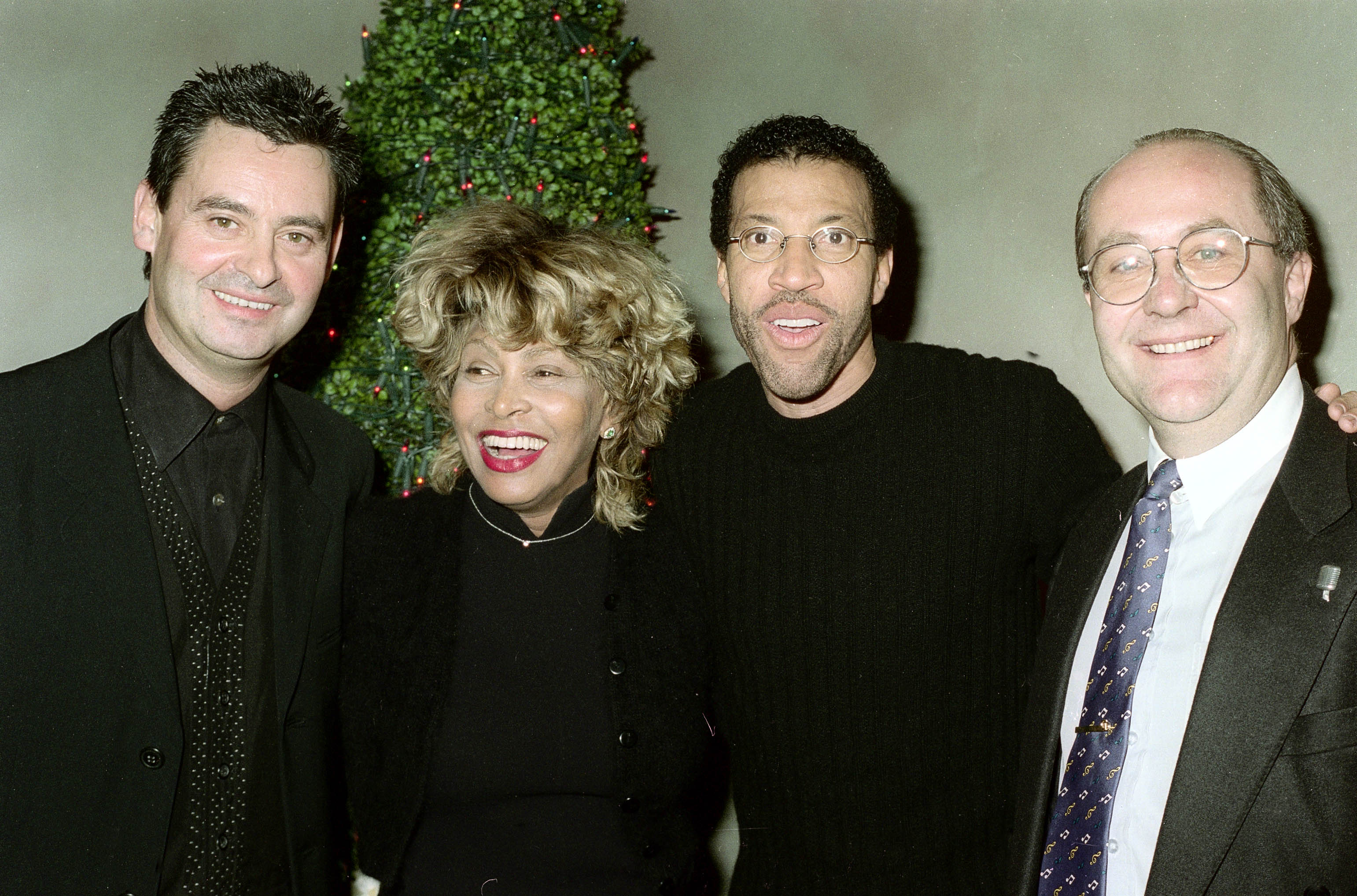 Erwin Bach, Tina Turner, Lionel Richie and Elias Fröhlich on November 28, 1998 | Source: Getty Images