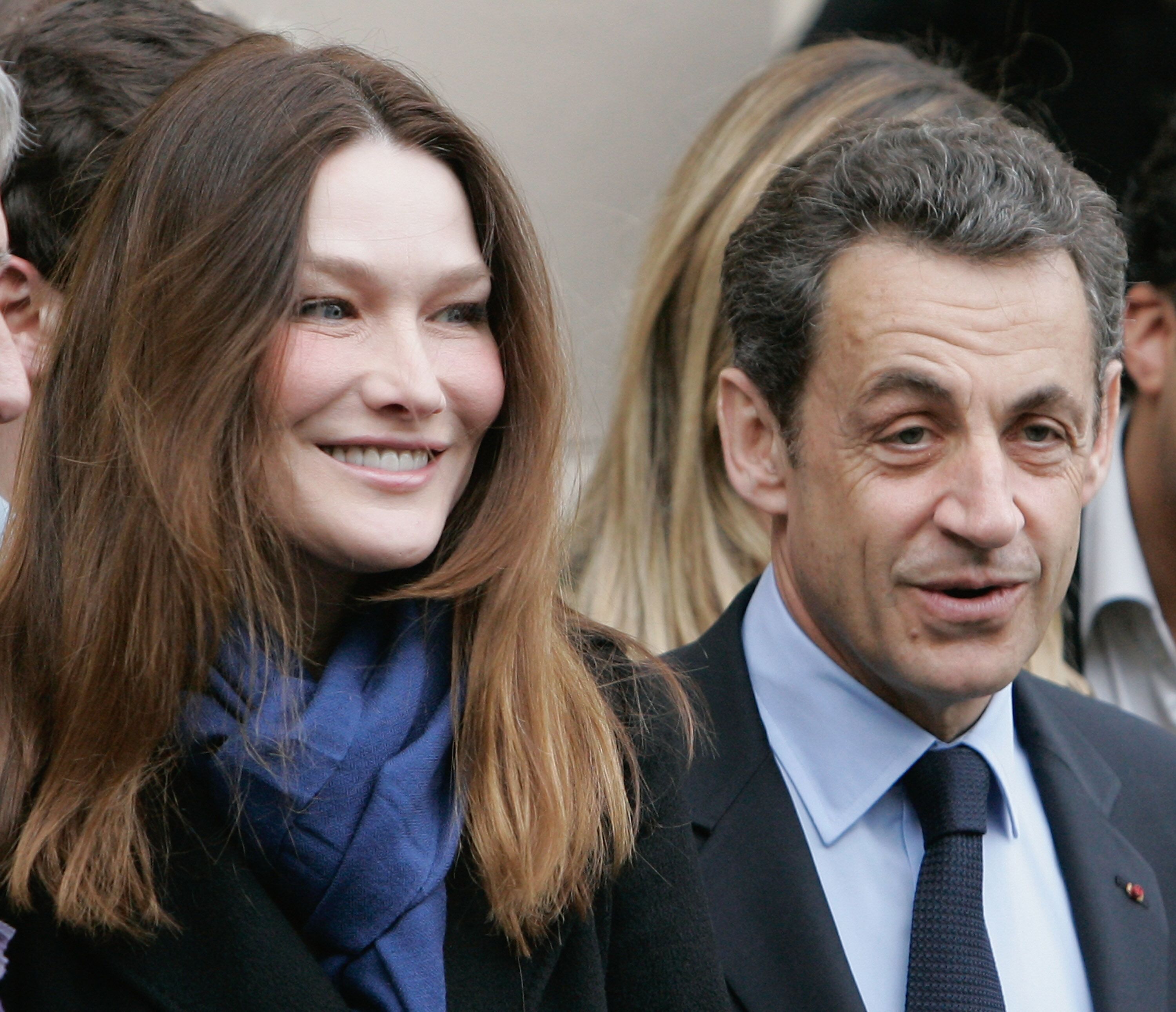 Nicolas Sarkozy et son épouse Carla Bruni-Sarkozy apparaissent après avoir voté au Lycée Jean De La Fontaine à Paris, France. | Photo : Getty Images