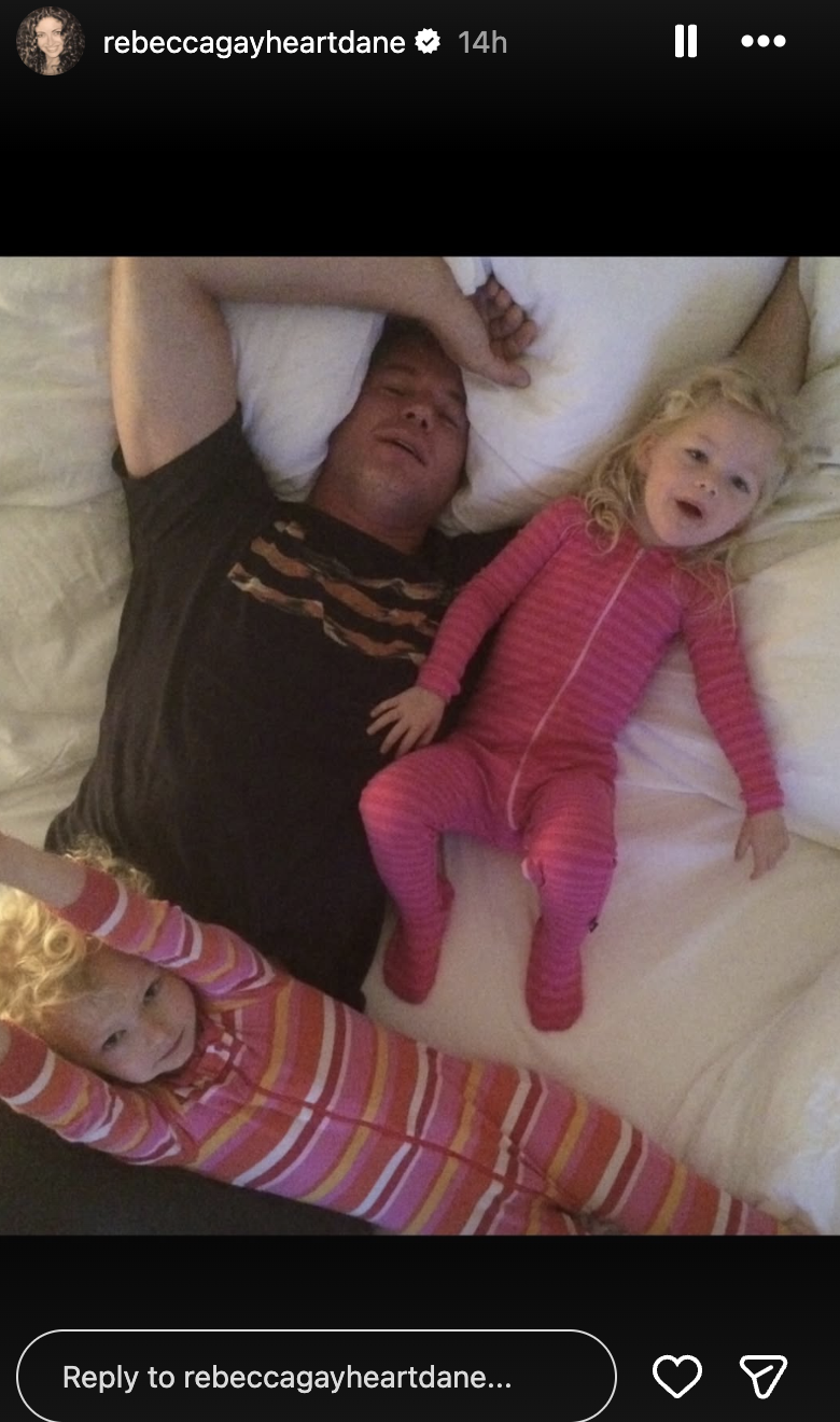 Eric Dane and his daughters, Billie and Georgia Dane, playing on a bed, on a story posted on February 21, 2026 | Source: Instagram/rebeccagayheartdane