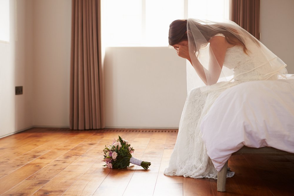 Traurige Braut am Hochzeitstag. | Quelle: Shutterstock
