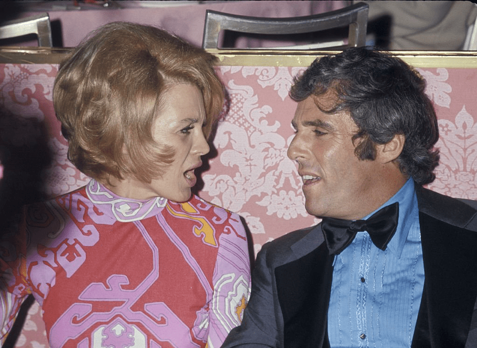 Angie Dickinson und Burt Bacharach in Beverly Hills im April 1971. | Quelle: Getty Images