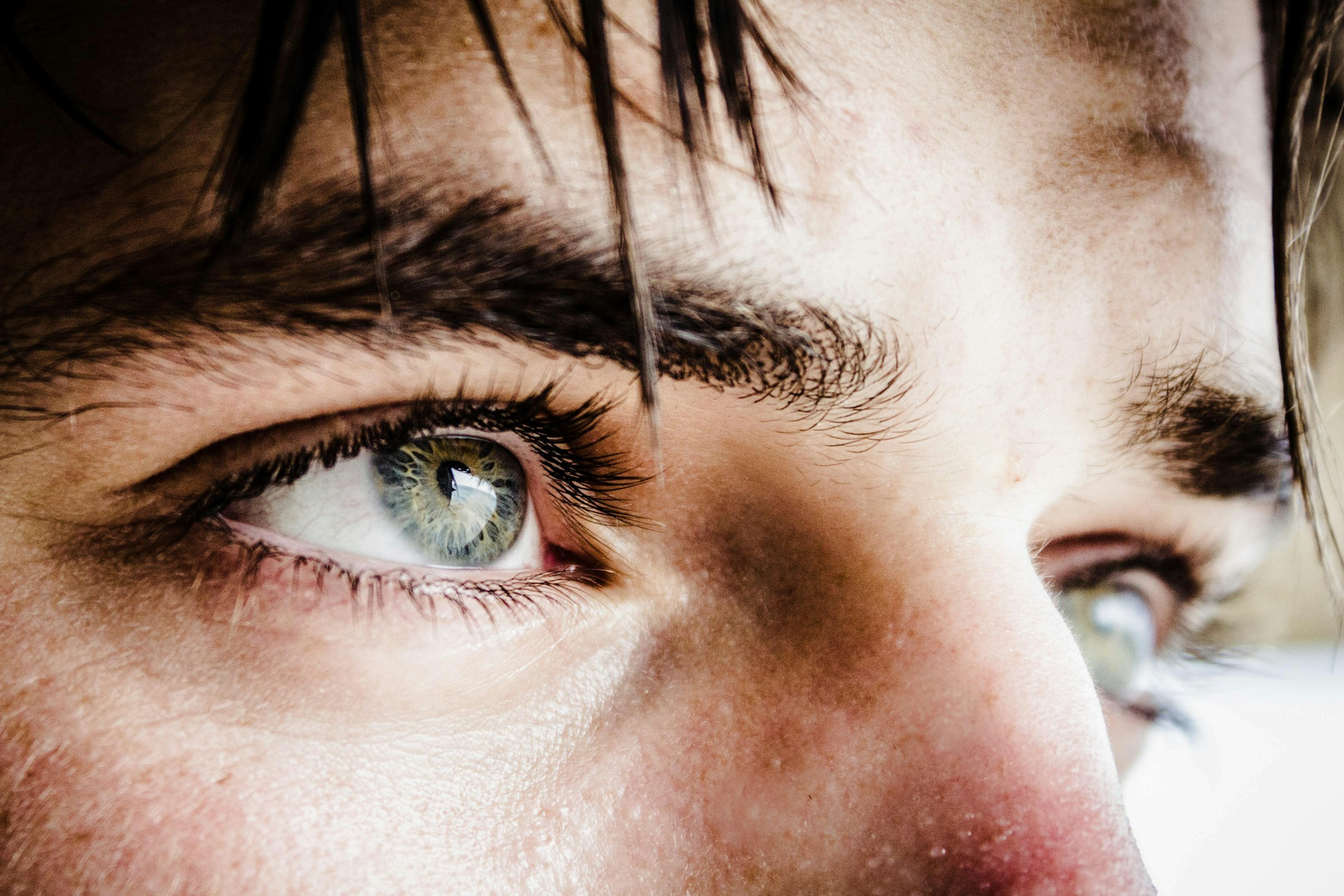 Before leaving, Jamie looks Shailene in the eye for a fleeting moment | Source: Unsplash
