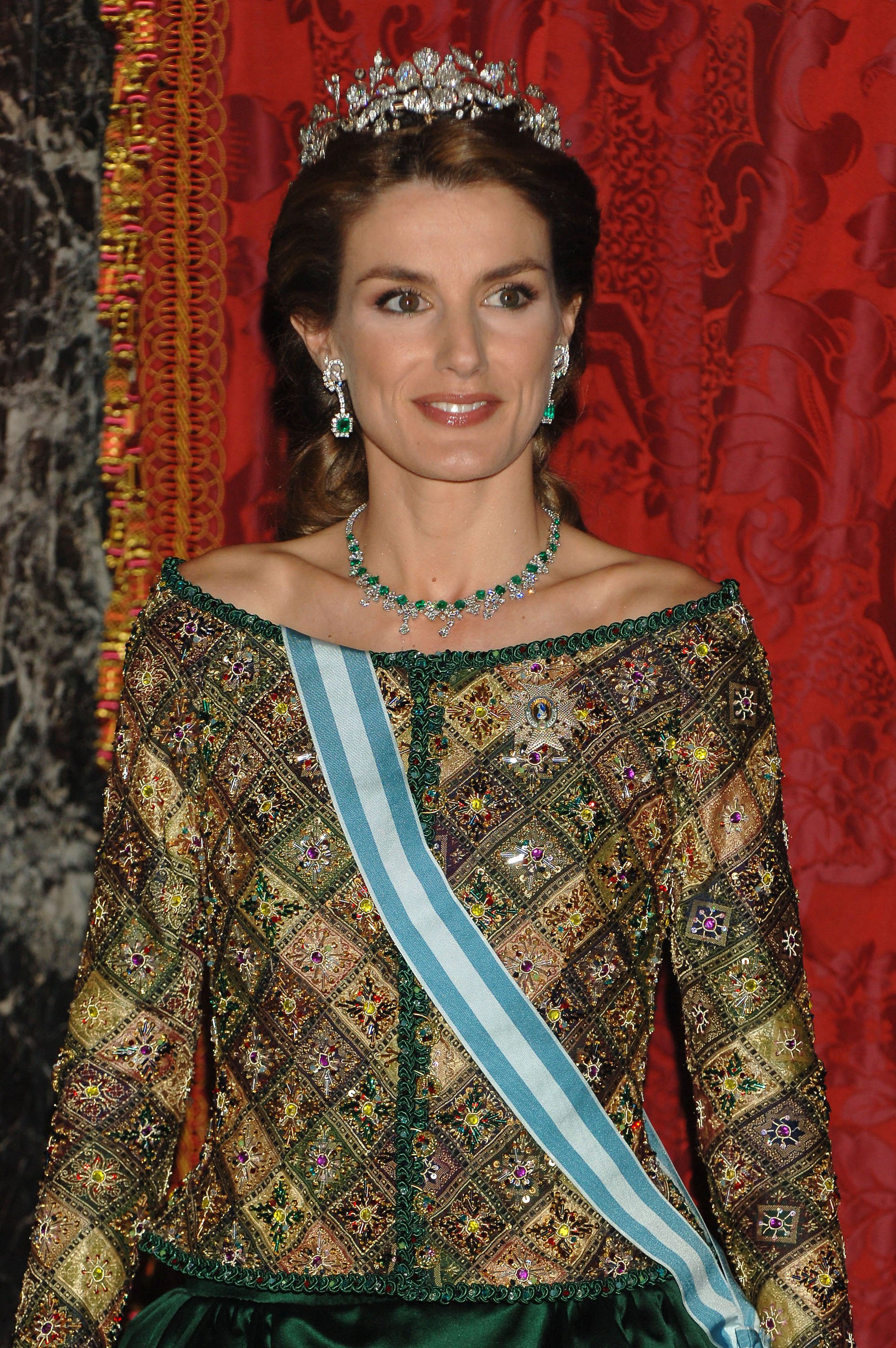 La princesa Letizia y la realeza española reciben al presidente Putin y a su esposa en el Palacio Real de Madrid el 9 de febrero de 2006. | Foto: Getty Images La princesa Letizia y la realeza española reciben al presidente Putin y a su esposa en el Palacio Real de Madrid el 9 de febrero de 2006. | Foto: Getty Images