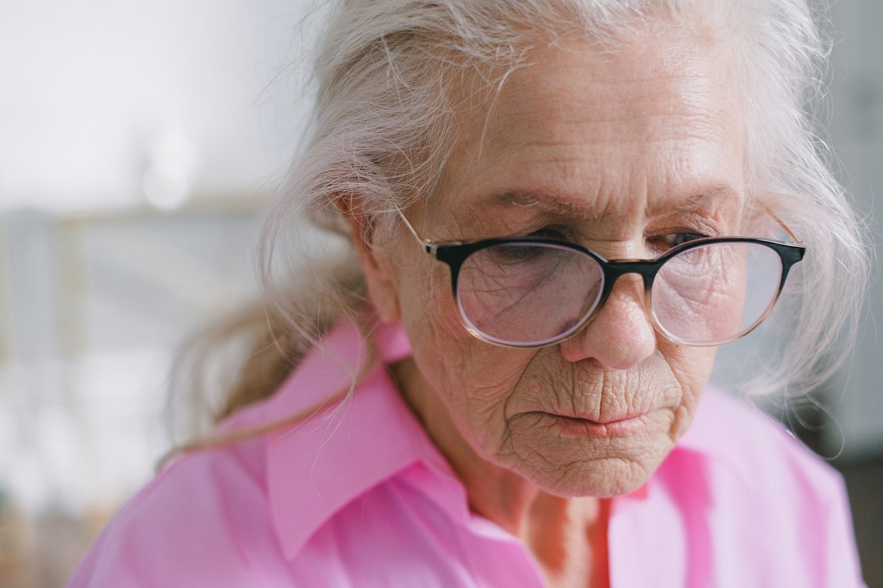 Photo of an old woman wearing glasses | Photo: Pexels