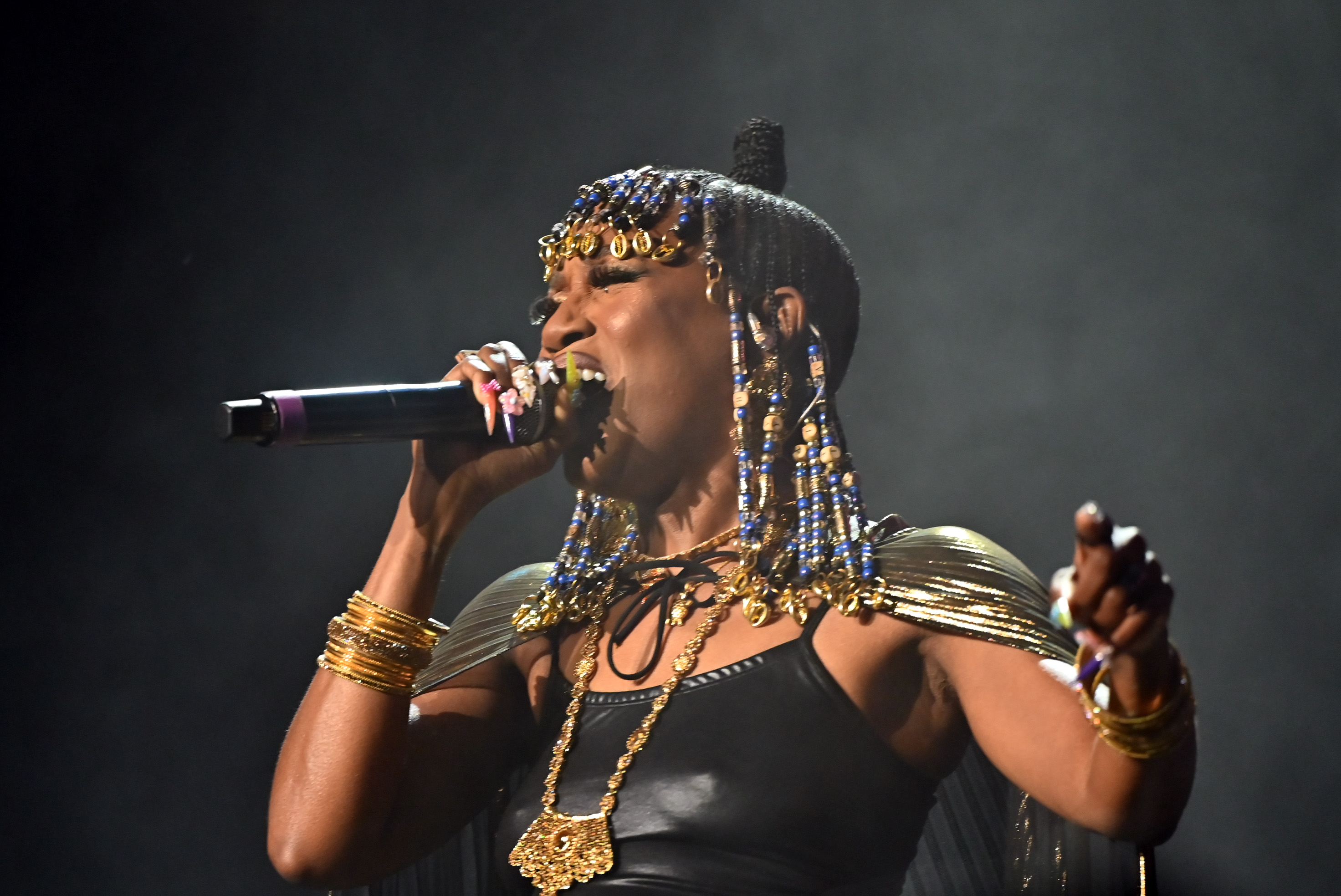 Dionne Farris performs during the Strength Of A Woman Festival & Summit State Farm Arena Concert at State Farm Arena, on May 7, 2022, in Atlanta, Georgia. | Source: Getty Images