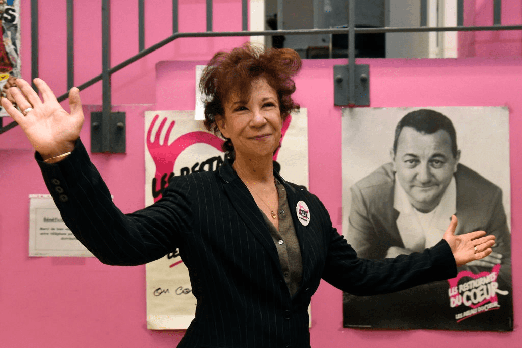 Veuve du fondateur Français de l'organisation caritative française "Les Restos du Coeur" Coluche, Véronique Colucci pose lors du lancement de la 32e campagne d'hiver de l'organisation le 22 novembre 2016 à Paris. | Photo : Getty Images Veuve du fondateur Français de l'organisation caritative française "Les Restos du Coeur" Coluche, Véronique Colucci pose lors du lancement de la 32e campagne d'hiver de l'organisation le 22 novembre 2016 à Paris. | Photo : Getty Images