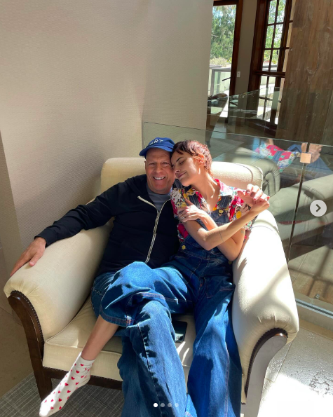 Bruce and Tallulah Willis cuddling on an armchair posted on November 15, 2023 | Source: Instagram/buuski