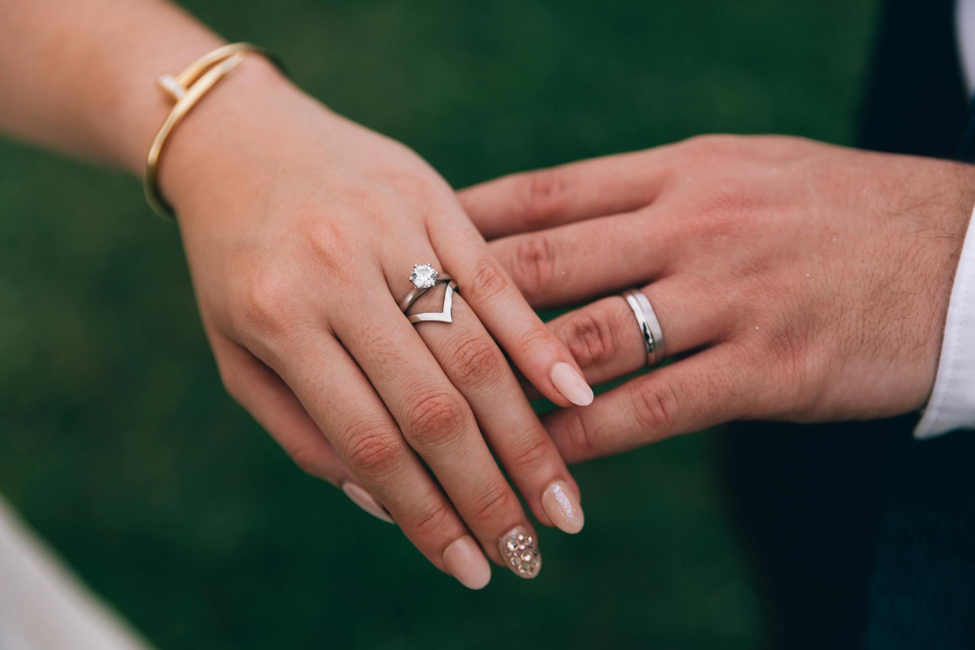A couple showing their wedding rings | Source: Pexels