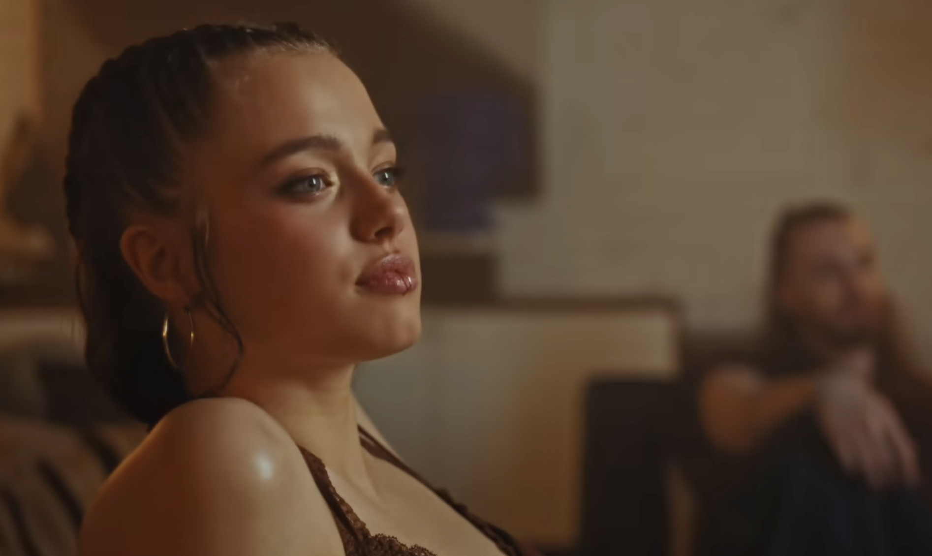 Shiloh Jolie-Pitt appears in DAYOUNG’s “What’s a Girl to Do” teaser with a striking new look. With braided hair, hoop earrings, and soft glam styling, she exudes calm confidence on screen. The moment marks her most dramatic transformation yet, closing the journey on a bold new note.