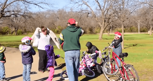 Familia de Texas adoptó a cinco hermanos abandonados en un orfanato. | Foto: YouTube/Vicky Reyes Familia de Texas adoptó a cinco hermanos abandonados en un orfanato. | Foto: YouTube/Vicky Reyes