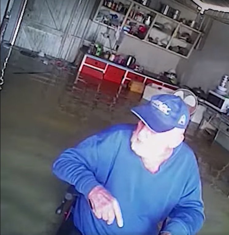 El pensionista en silla de ruedas es hallado por la policía en una habitación llena de aguas oscuras. Fuente: Facebook / Queensland Police Service El pensionista en silla de ruedas es hallado por la policía en una habitación llena de aguas oscuras. Fuente: Facebook / Queensland Police Service