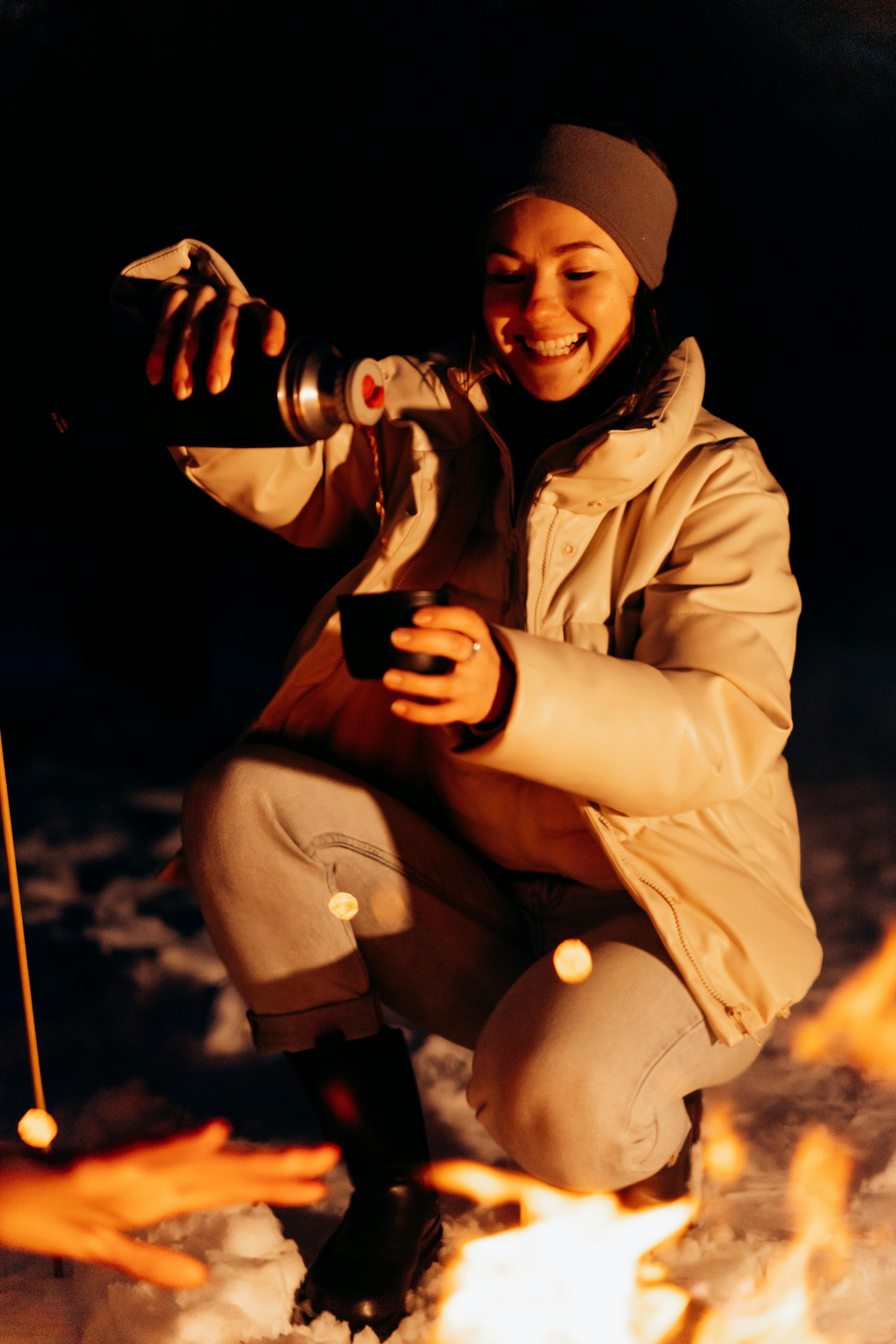 A woman pouring from a thermos | Source: Pexels
