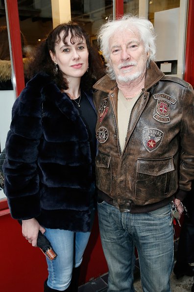 Le chanteur Hugues Aufray et sa partenaire Muriel à la Galerie de l'Instant" le 28 mars 2018 à Paris, France.  | Photo : Getty Images