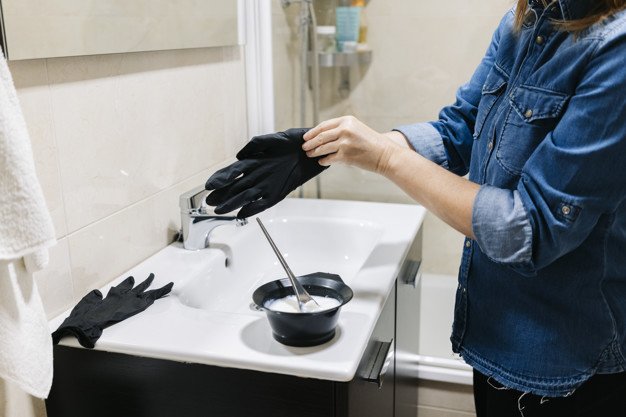 Mujer a punto de pintarse el cabello en su casa. l Foto: Freepik