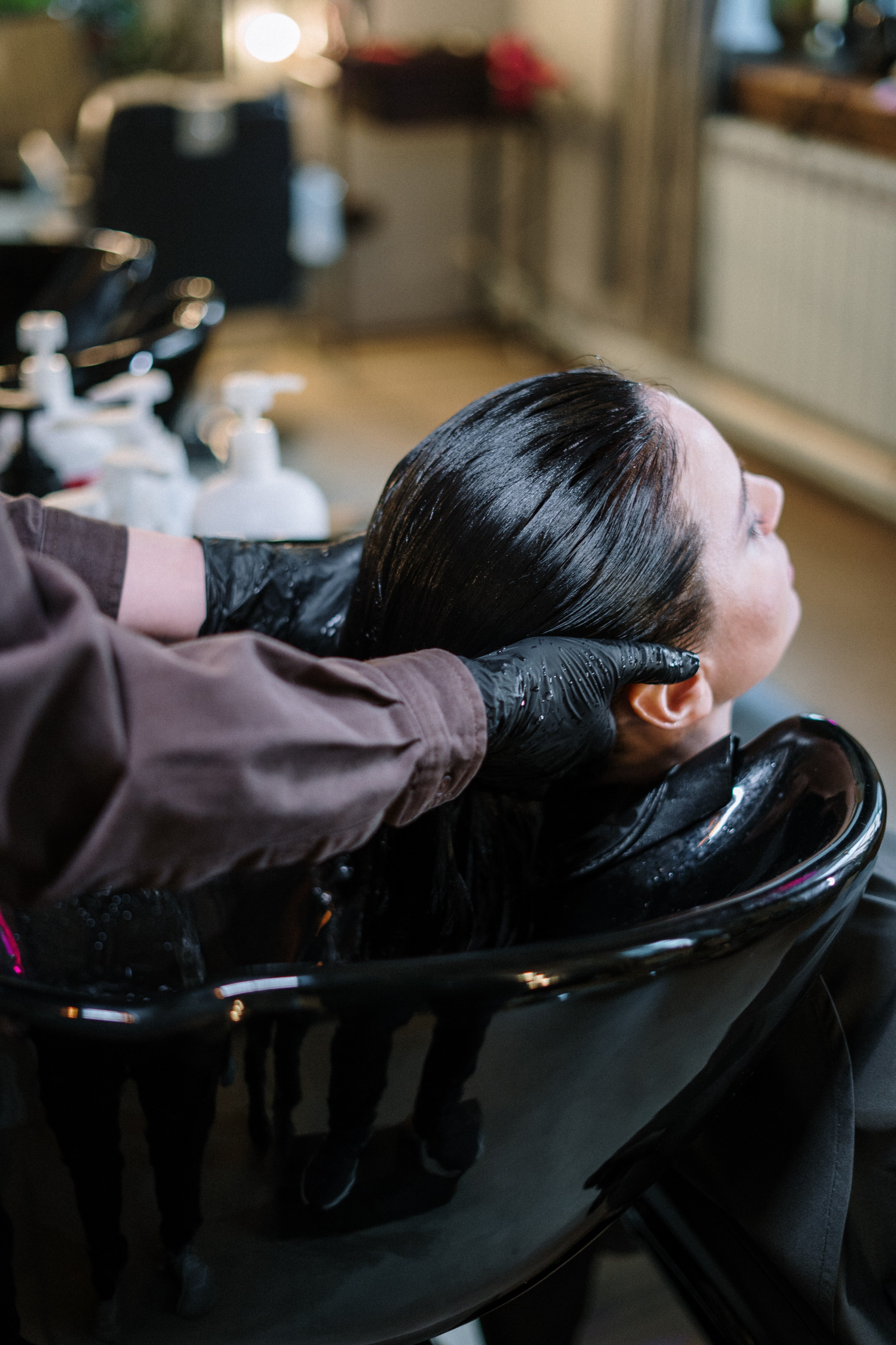 Woman having her hair rinsed | Source: Pexels